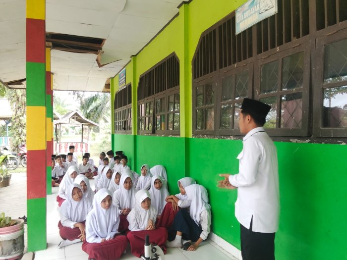 Bekali Keterampilan Praktikum Sejak Dini, MTsN 2 Batang Hari Kenalkan Alat Laboratorium kepada Murid Kelas VII
