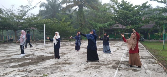 Awali Hari dengan Energi Positif, Warga MTsN 2 Batang Hari Kompak Senam Bersama