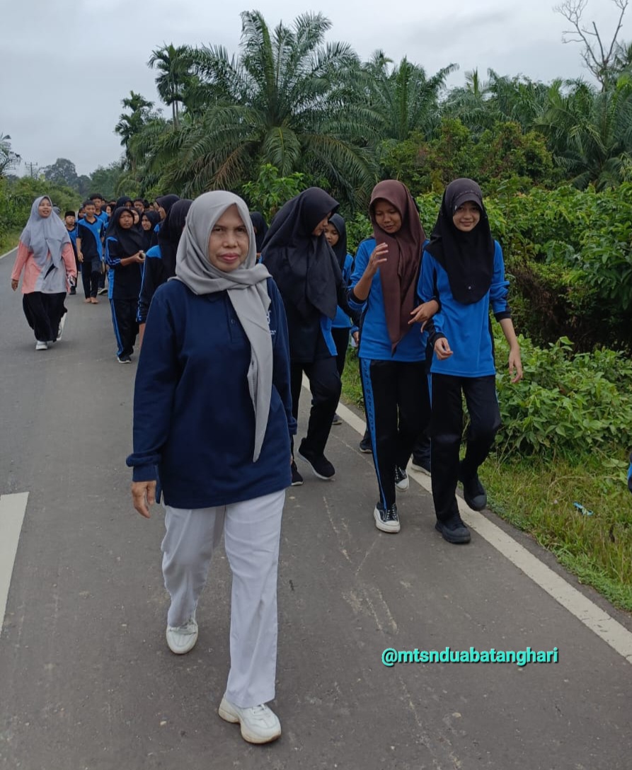 Upaya Jaga Daya Tahan Tubuh Siswa, MTsN 2 Batanghari Adakan Jalan Santai 