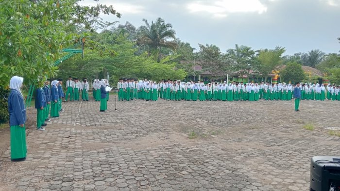 Upacara Bendera Senin di MTsN 2 Batang Hari Dipimpin Pengurus OSIM Baru, Semangat Baru, Langkah Baru