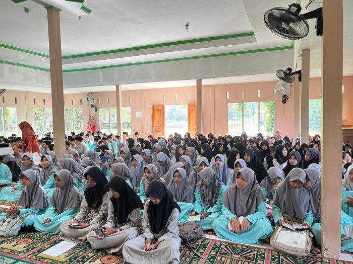 Keluarga Besar MTs Negeri 2 Batang Hari Laksanakan Yasin dan Doa Bersama untuk Almarhum Drs. H. Mohd. Damiri