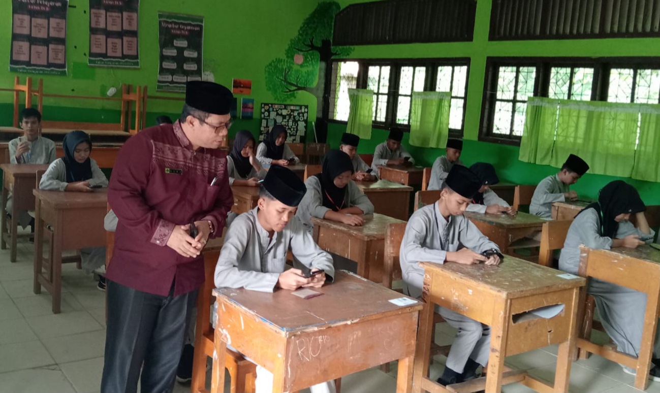 Tak Hanya Monev UM, Kepala Kankemenag Beri Pembinaan di MTsN 2 Batanghari 