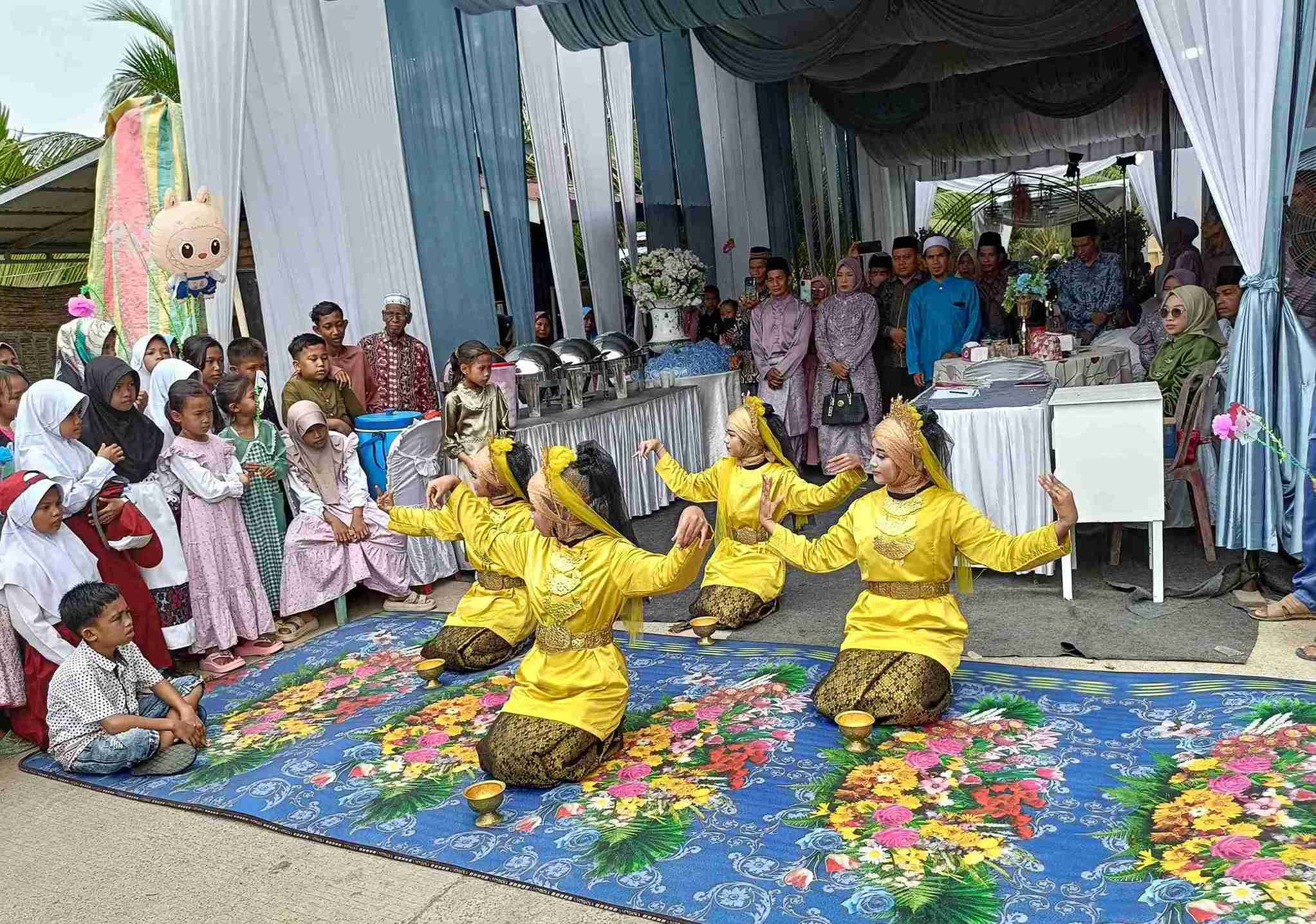 Tampilkan Tari Tabur Beras Kunyit pada Hajatan Warga, Tim Tari MTsN 2 Batanghari Curi Atensi Penonton