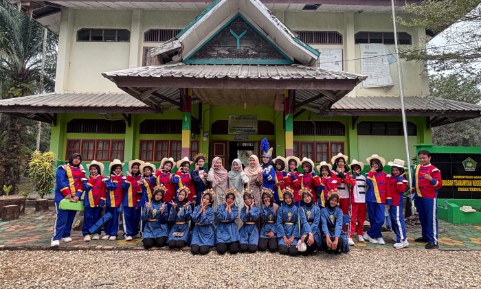 Bawa Nama Madrasah, Drumband Al Ittihad Semarakkan Pawai HUT Penggabungan Desa Tanjung Marwo ke-37