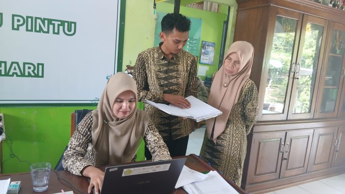 Perkuat Kepercayaan Publik, Kepala MTsN 2 Batang Hari Tinjau Kinerja Panitia PMB 2026