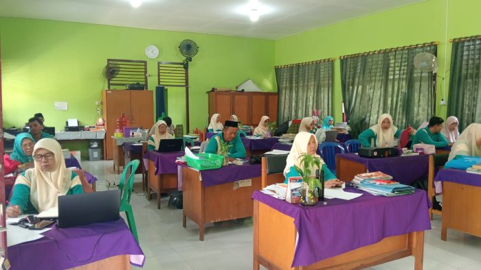 Tingkatkan Kinerja dan Penguatan Sinergi, MTsN 2 Batang Hari Gelar Rapat Koordinasi Pegawai