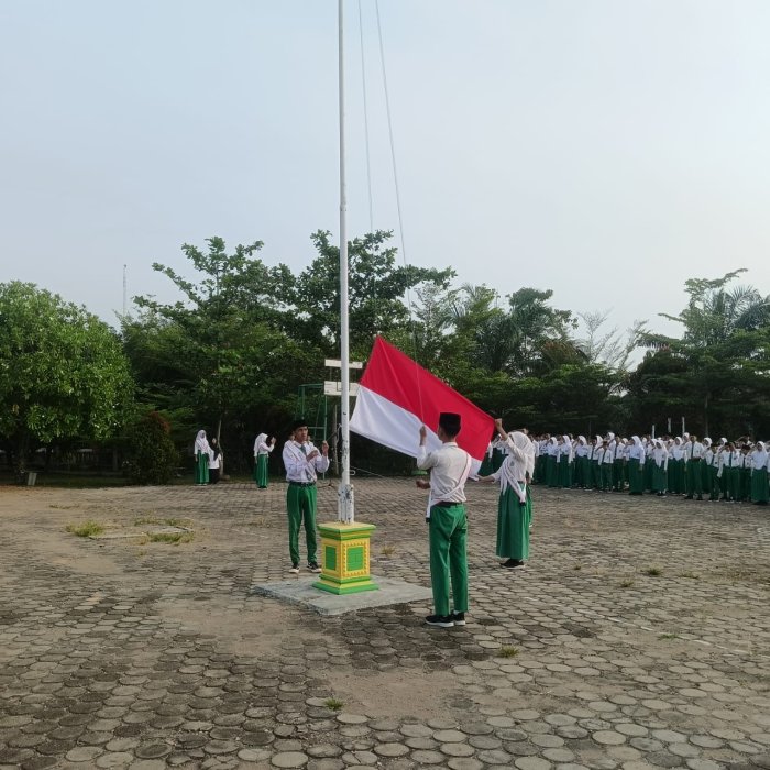 Melalui Upacara Bendera, MTsN 2 Batang Hari Perkuat Nilai Disiplin dan Nasionalisme
