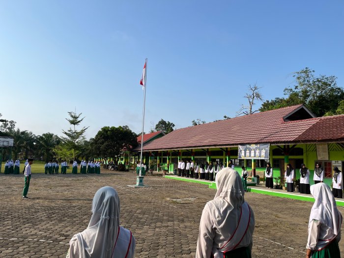 MTs Negeri 2 Batang Hari Gelar Upacara Peringatan Hari Sumpah Pemuda