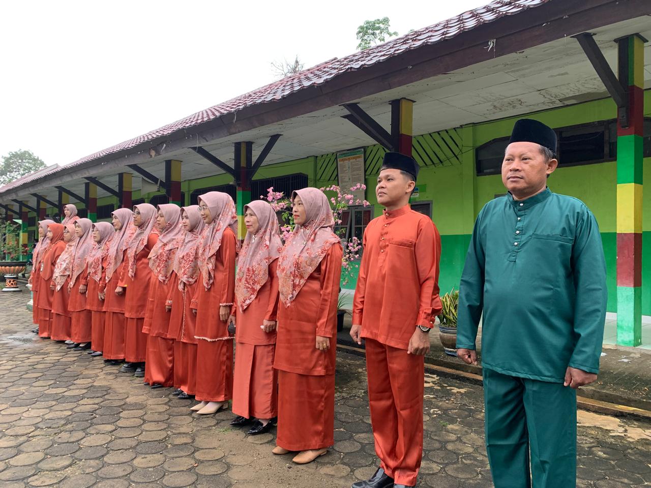 Peringati HUT Provinsi Jambi ke-68, MTsN 2 Batanghari Gelar Upacara