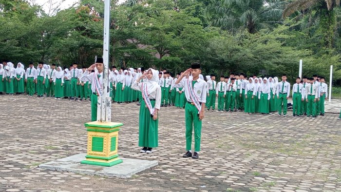 Pembina Upacara Tekankan Pentingnya Belajar Sejak Dini bagi Siswa MTsN 2 Batang Hari