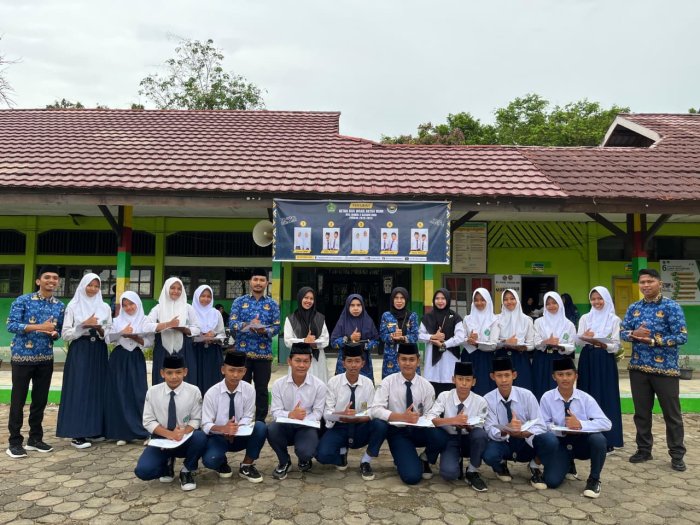 Penyerahan Piagam dan Tiska untuk Peserta Jambore Ranting Muara Bulian Tahun 2025