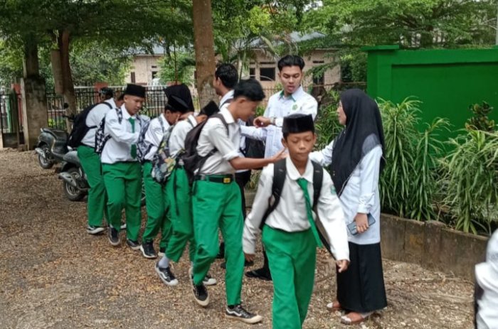 SARIPAH Agenda Pembiasaan MTsN 2 Batang Hari Sambut Siswa dengan Ramah Setiap Pagi