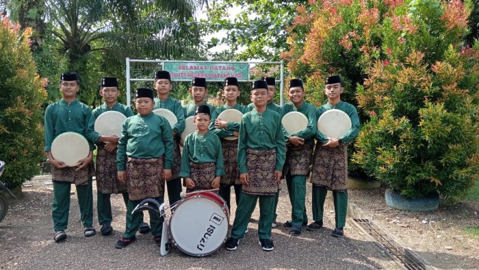 Siswa Madrasah Bawa Arakan Pengantin Lewat Irama Kompang yang Penuh Semangat