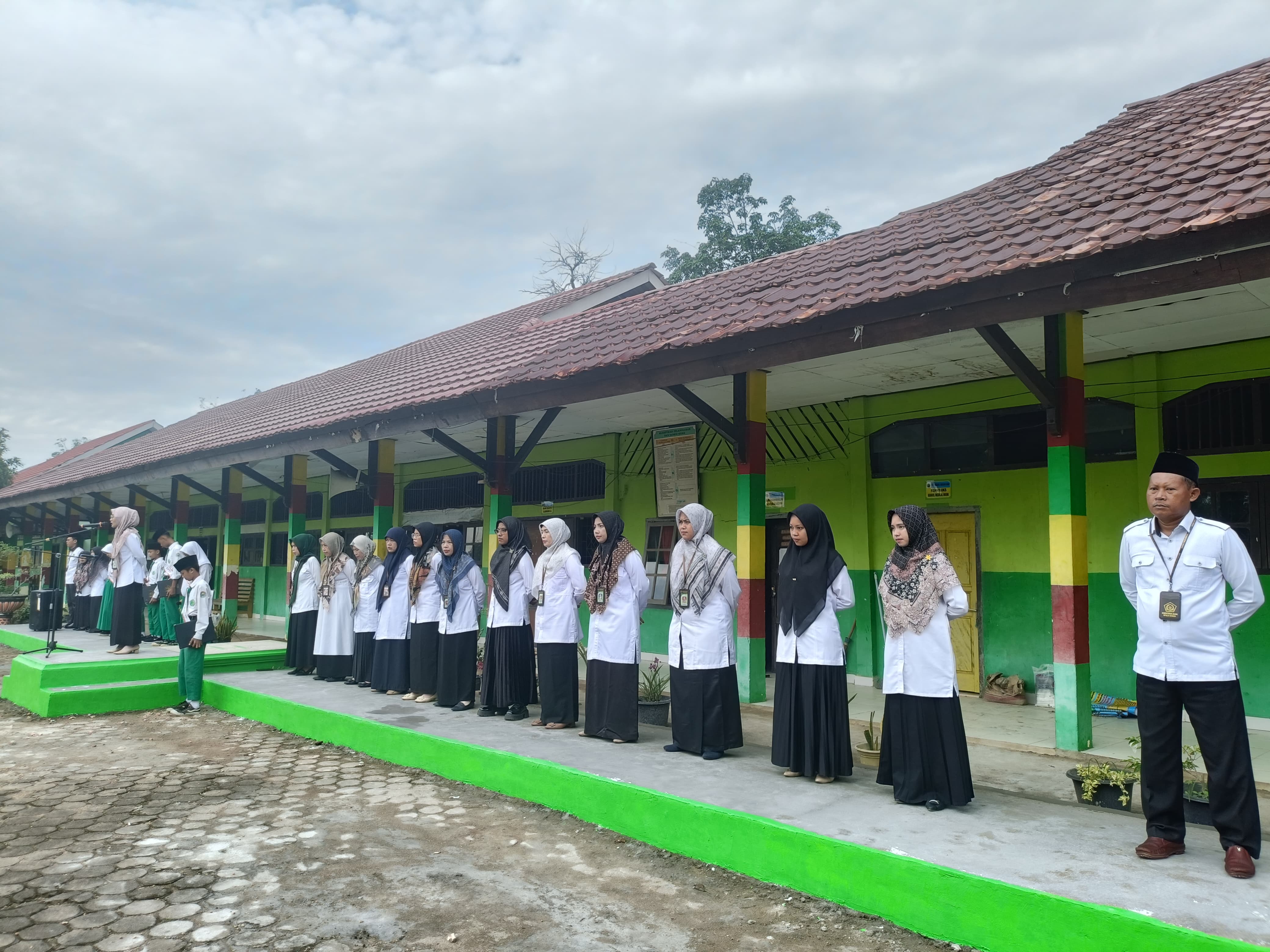 Upacara Bendera MTsN 2 Batang Hari, Pembina Berikan 3 Tips Persiapan Asesmen Akhir Tahun