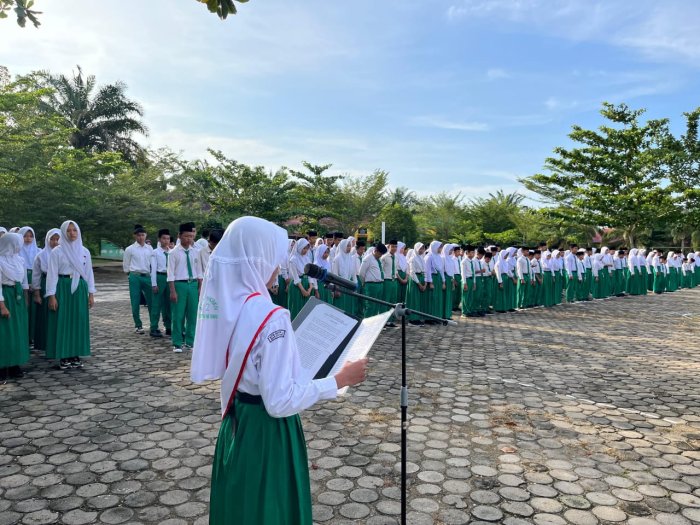 Momentum Hardiknas 2026, Kepala MTsN 2 Batang Hari Ajak Siswa Terus Berinovasi dan Berprestasi