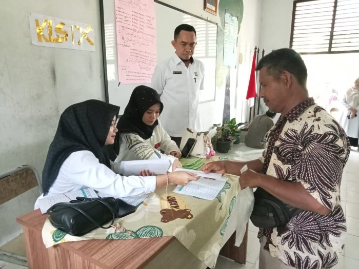 Orang Tua Siswa MTs Negeri 2 Batang Hari Terima Bantuan dari Baznas Kabupaten Batang Hari