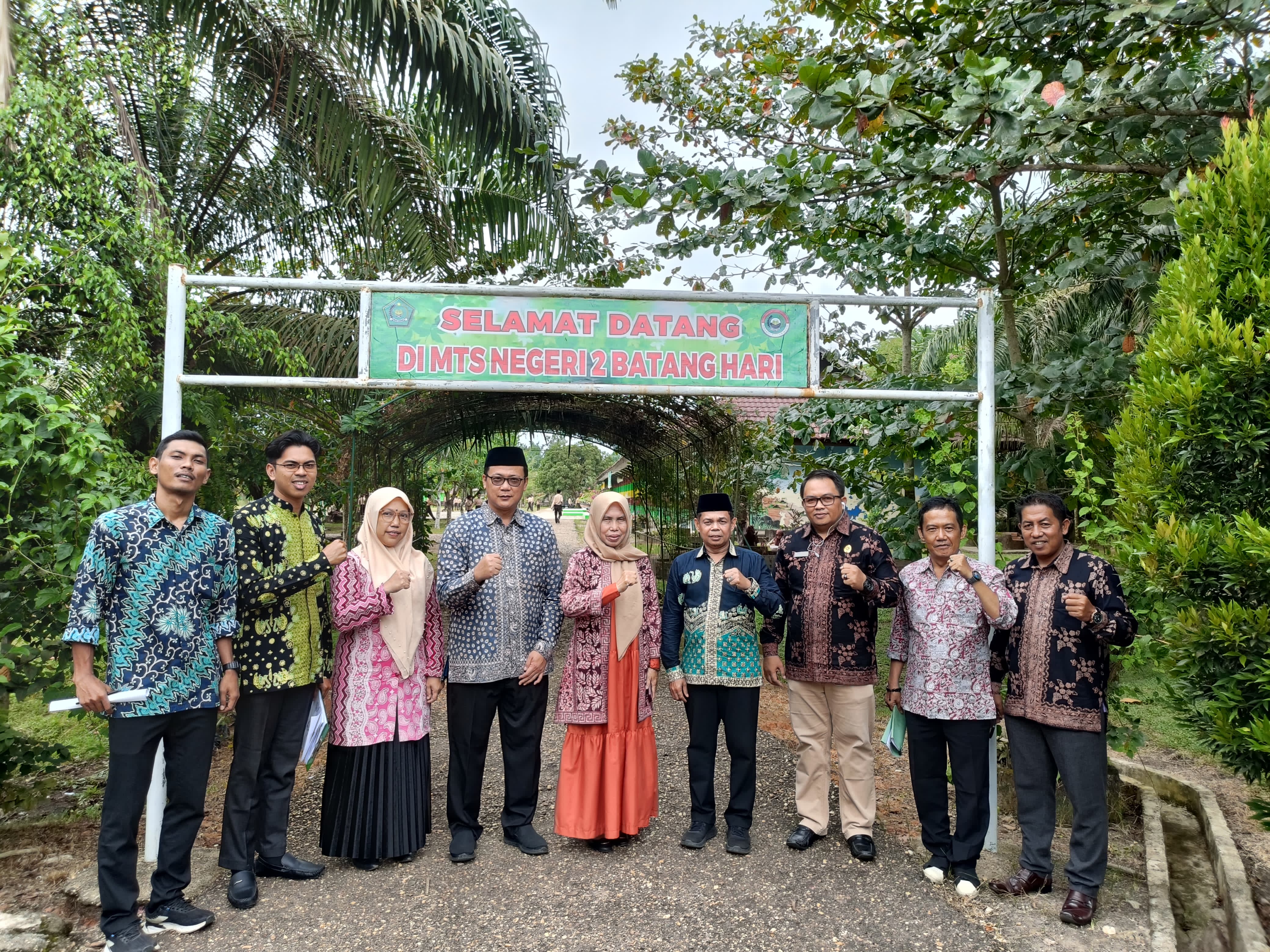 KanKemenag Dampingi Tim Kanwil Kemenag Provinsi Jambi Lakukan Monev Program Hasil Tindak Cepat (PHTC) di MTs Negeri 2 Batang Hari
