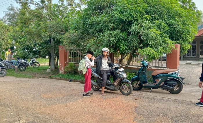 Langkah Awal Penuh Kasih, Gerakan Ayah Mengantar Anak Semarakkan Hari Pertama Sekolah di MTsN 2 Batang Hari