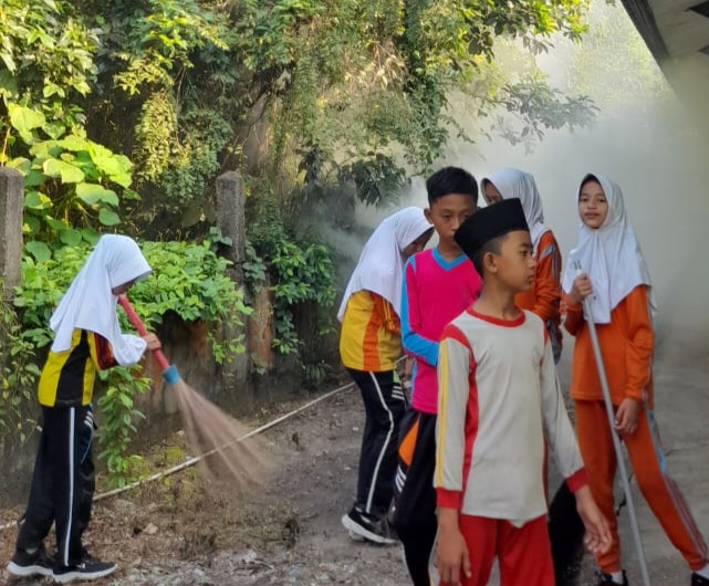 Tanamkan Budaya Positif, MTsN 2 Batanghari Gelar Gotong Royong Bersihkan Lingkungan Madrasah