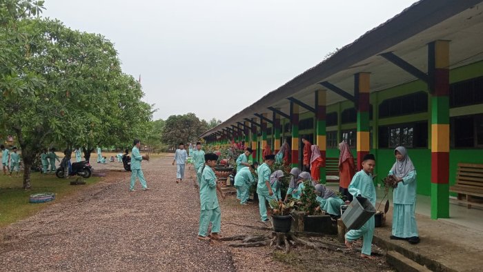 Gotong Royong Bersihkan Lingkungan, MTsN 2 Batang Hari Implementasikan Kurikulum Berbasis Cinta