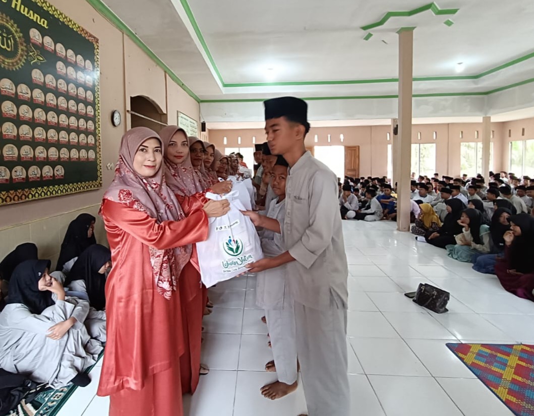 Peringati Idul Yatama, MTsN 2 Batanghari Bagikan Paket Bantuan untuk Anak Yatim