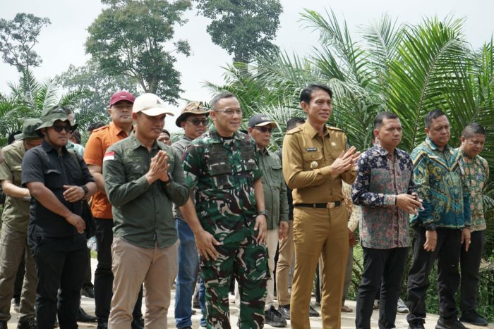 Perkuat Sinergi dengan Pemerintah Daerah, Kepala MTsN 2 Batang Hari Hadiri Peresmian Jembatan Bealey Sungai Tantan