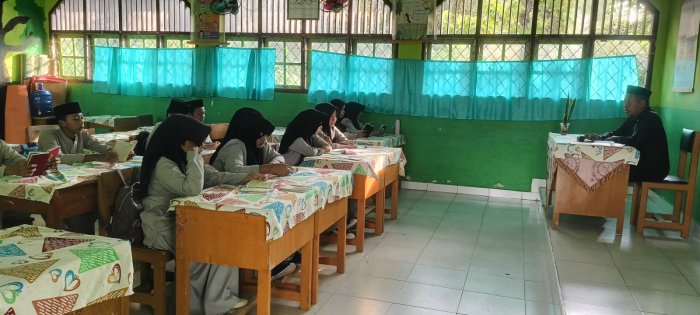 Jumat Berkah Civitas MTsN 2 Batang Hari  Yasinan Bersama di Kelas