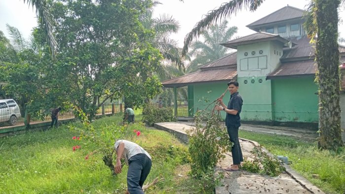KAUR TU dan Staf MTsN 2 Batang Hari Laksanakan Jumat Bersih