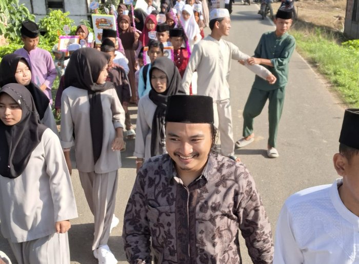 Semarak Nuzulul Quran, MTsN 2 Batang Hari Tampil Kompak Meriahkan Pawai Taaruf Desa Pasar Terusan
