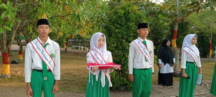 Tanamkan Karakter Disiplin, Fauziah Ingatkan Siswa MTsN 2 Batang Hari Patuhi Tata Tertib Tanamkan Karakter Disiplin, Fauziah Ingatkan Siswa MTsN 2 Batang Hari Patuhi Tata Tertib