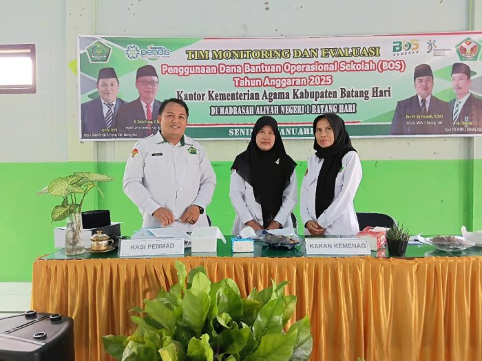 Kepala Madrasah dan Bendahara ikut Hadir dalam kegiatan MONEV pengguna Dana Bos  Madrasah di MAN 1 BATANG HARI