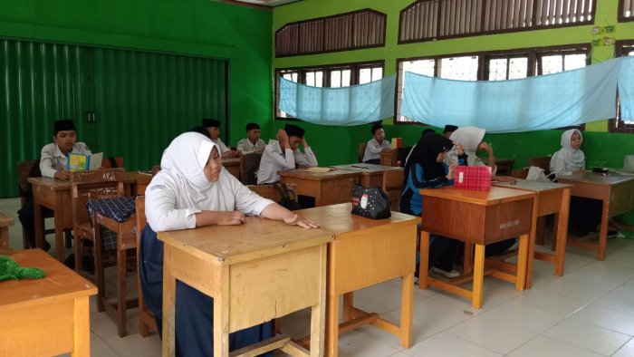 Mengenal Fiil Madhi, Siswa Kelas IX D MTsN 2 Batang Hari Perkuat Dasar Tata Bahasa Arab