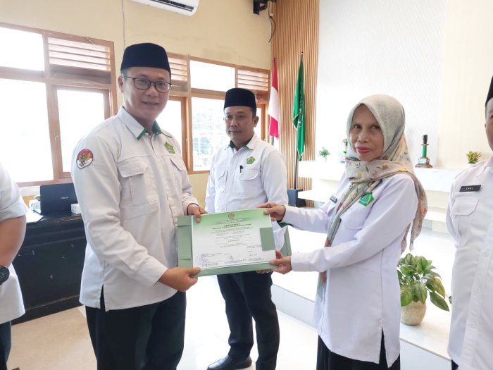 Laksanakan Penyerahan Hasil PKKM, MTsN 2 Batang Hari Raih Predikat Amat Baik