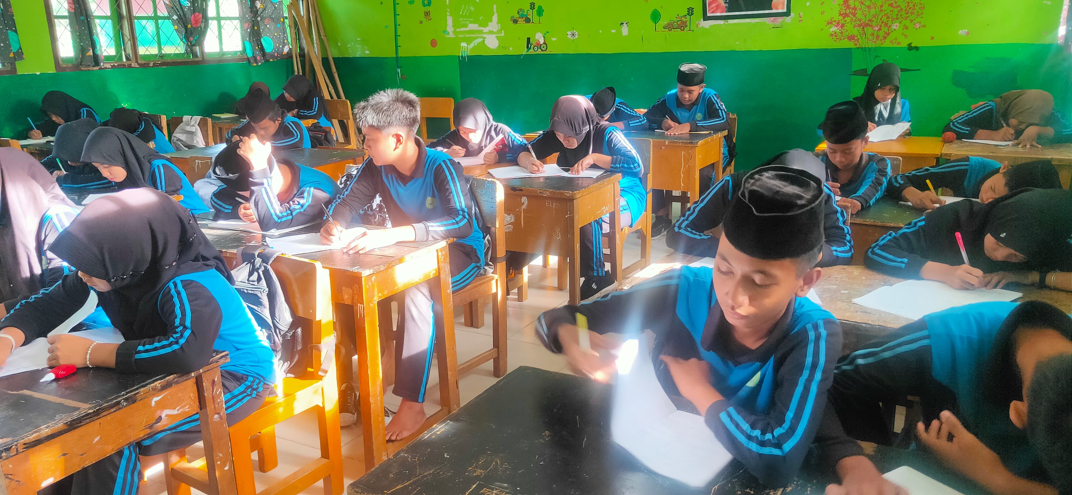 MTsN 2 Batang Hari Hidupkan Kembali Minat Puisi Melalui Literasi
