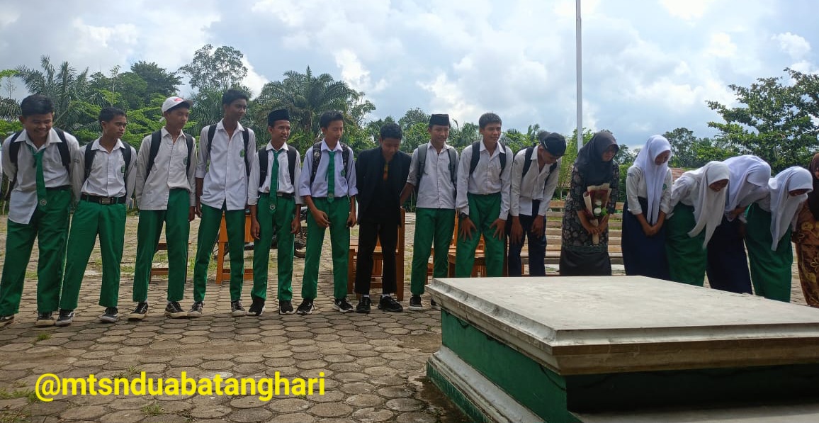 Ragam Penampilan Siswa dan Aksi Tanam Pohon Warnai Semarak HGN di MTsN 2 Batanghari 