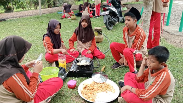 Siswa MTsN 2 Batang Hari Praktik Membuat Keripik Singkong dalam P5 Kewirausahaan