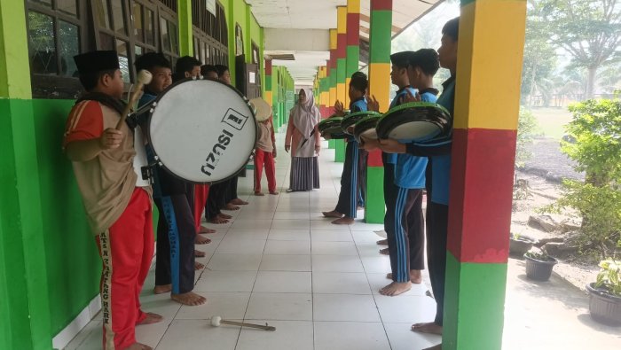 Antusiasme Siswa MTsN 2 Batang Hari Berlatih Kompangan Jelang Tampil pada Acara Tasyakuran dan Aqiqah
