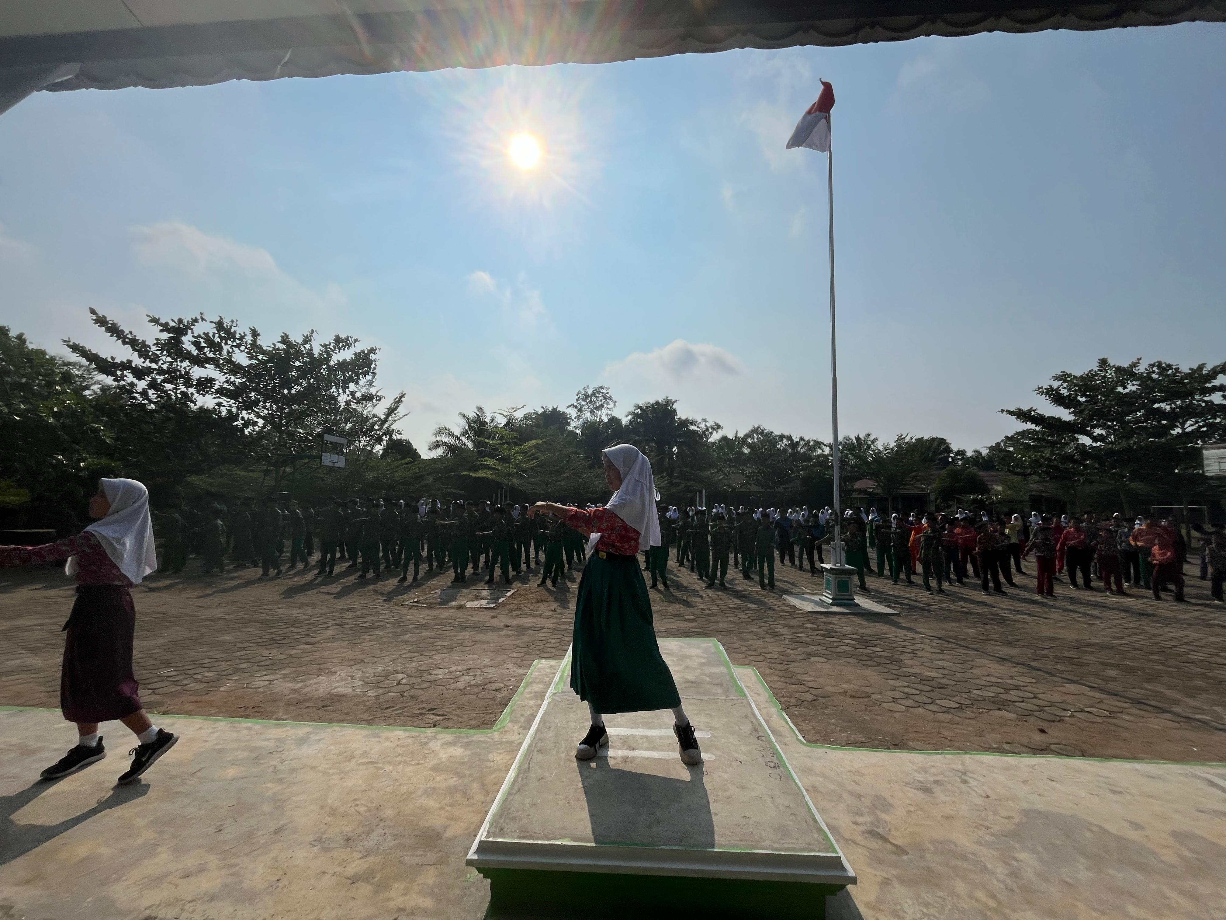 MTs Negeri 2 Batang Hari Gelar Senam dan Penanaman Pohon Sambut Hari Anak Nasional 2025