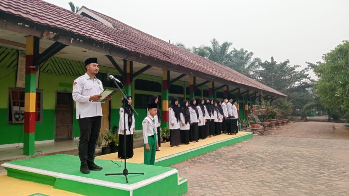 Semangat Kemerdekaan Bergema di Upacara Senin, MTsN 2 Batang Hari Beri Penghargaan kepada Para Juara